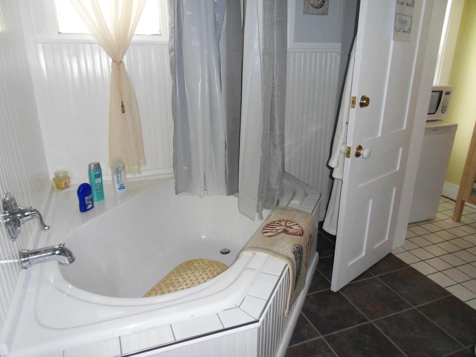 Ici Et Maintenant Bed & Breakfast Magog Exterior photo